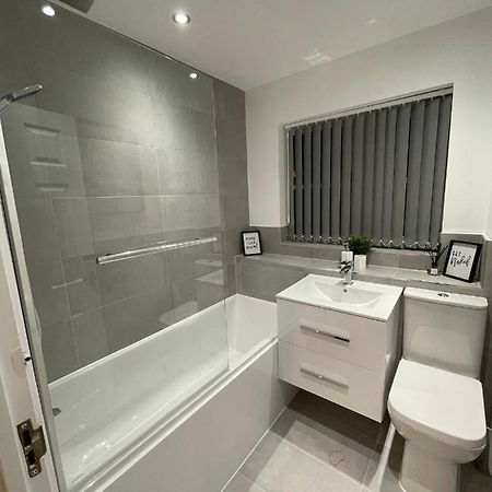 Modern 2 Bed House Cannock Perfect For Contractors Business Travellers Short Stays Driveway For 2 Vehicles Close To M6 M54 I54 A5 A38 Mcarthur Glen Designer Outlet Zewnętrze zdjęcie