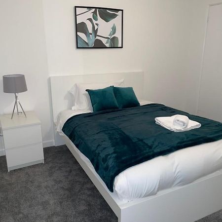 Modern 2 Bed House Cannock Perfect For Contractors Business Travellers Short Stays Driveway For 2 Vehicles Close To M6 M54 I54 A5 A38 Mcarthur Glen Designer Outlet Zewnętrze zdjęcie