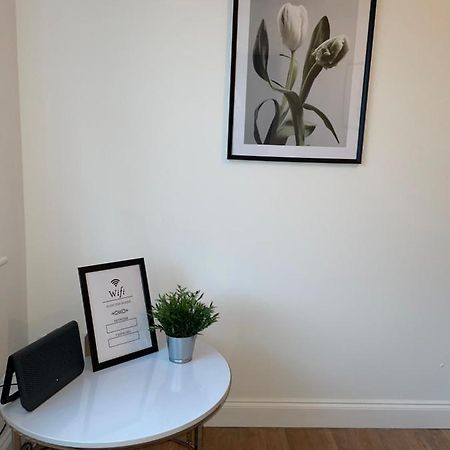 Modern 2 Bed House Cannock Perfect For Contractors Business Travellers Short Stays Driveway For 2 Vehicles Close To M6 M54 I54 A5 A38 Mcarthur Glen Designer Outlet Zewnętrze zdjęcie