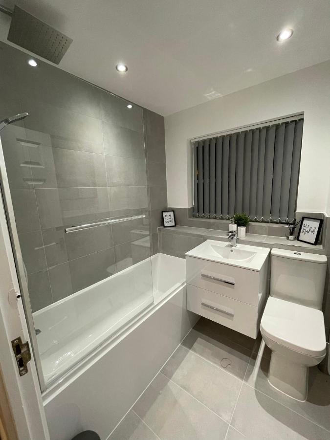 Modern 2 Bed House Cannock Perfect For Contractors Business Travellers Short Stays Driveway For 2 Vehicles Close To M6 M54 I54 A5 A38 Mcarthur Glen Designer Outlet Zewnętrze zdjęcie