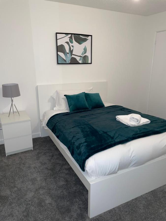 Modern 2 Bed House Cannock Perfect For Contractors Business Travellers Short Stays Driveway For 2 Vehicles Close To M6 M54 I54 A5 A38 Mcarthur Glen Designer Outlet Zewnętrze zdjęcie