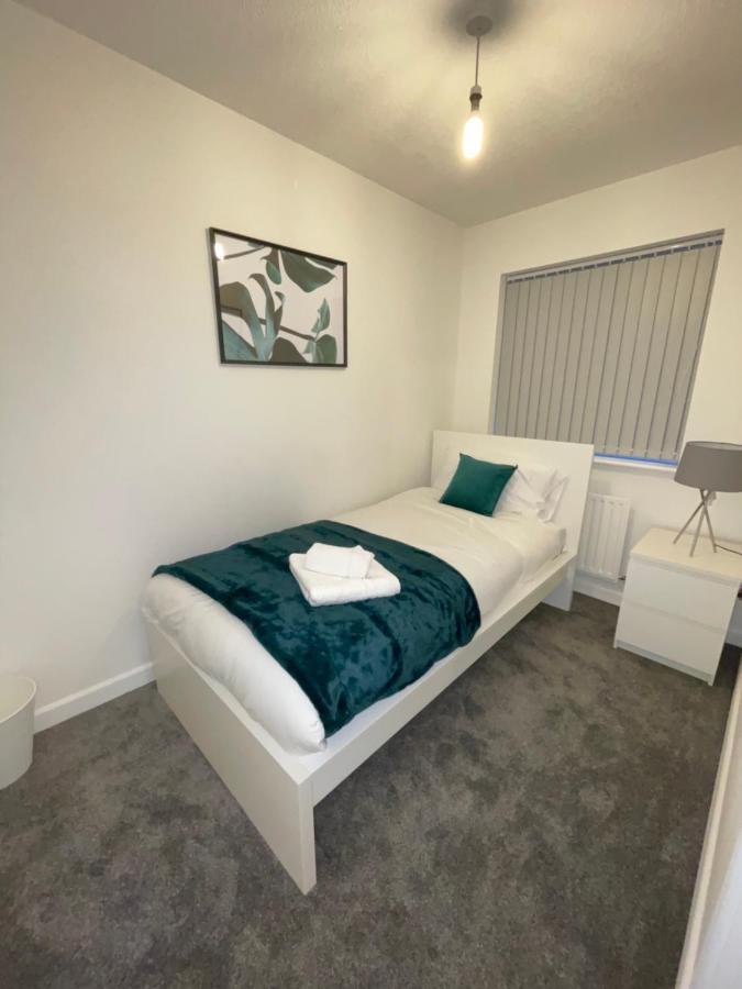 Modern 2 Bed House Cannock Perfect For Contractors Business Travellers Short Stays Driveway For 2 Vehicles Close To M6 M54 I54 A5 A38 Mcarthur Glen Designer Outlet Zewnętrze zdjęcie