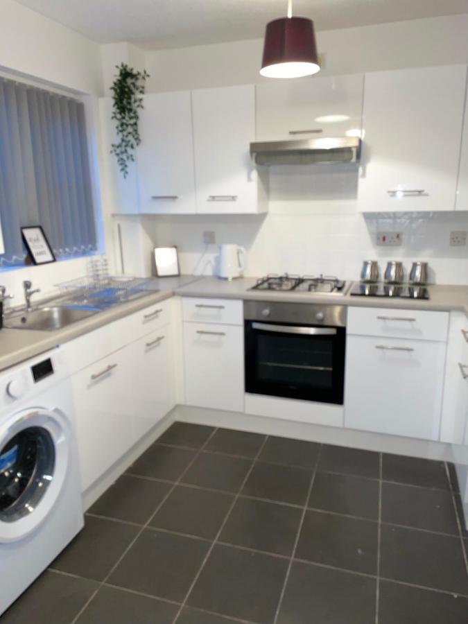 Modern 2 Bed House Cannock Perfect For Contractors Business Travellers Short Stays Driveway For 2 Vehicles Close To M6 M54 I54 A5 A38 Mcarthur Glen Designer Outlet Zewnętrze zdjęcie