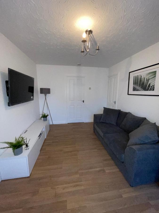 Modern 2 Bed House Cannock Perfect For Contractors Business Travellers Short Stays Driveway For 2 Vehicles Close To M6 M54 I54 A5 A38 Mcarthur Glen Designer Outlet Zewnętrze zdjęcie