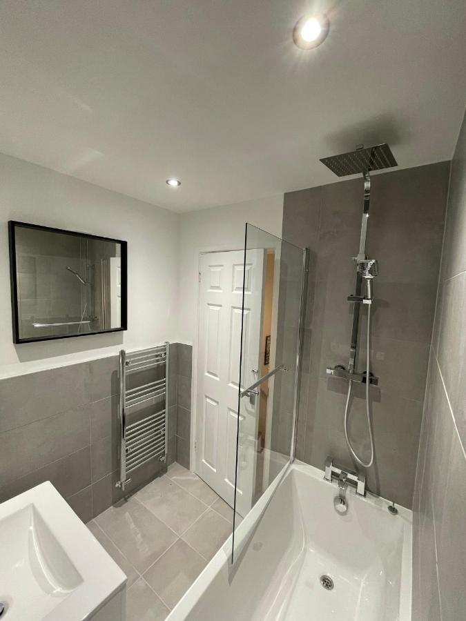 Modern 2 Bed House Cannock Perfect For Contractors Business Travellers Short Stays Driveway For 2 Vehicles Close To M6 M54 I54 A5 A38 Mcarthur Glen Designer Outlet Zewnętrze zdjęcie