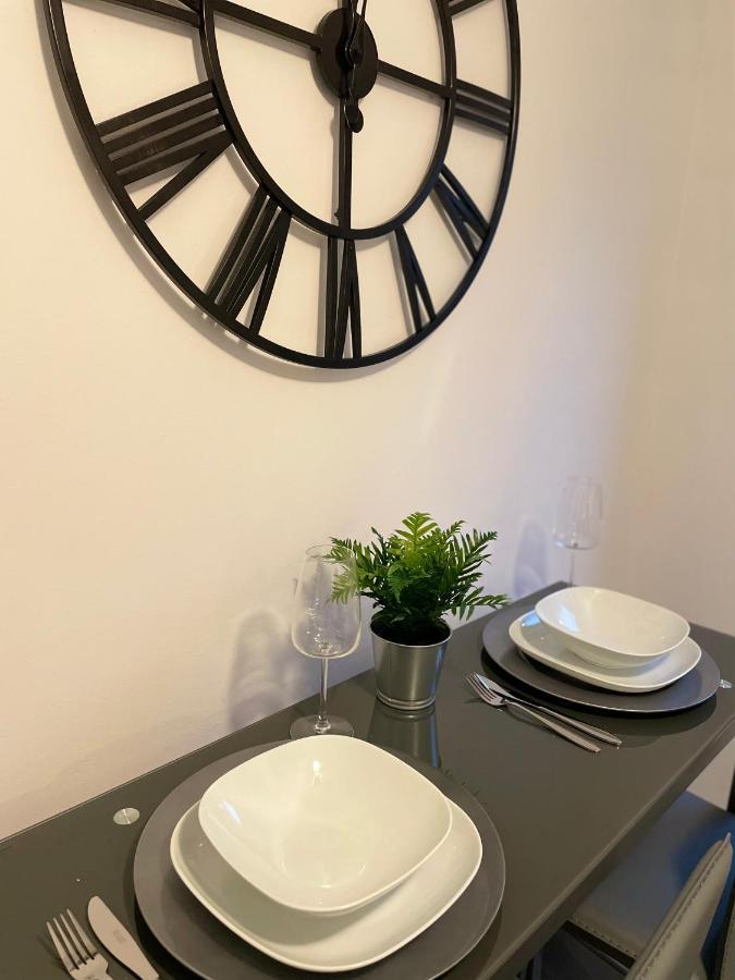 Modern 2 Bed House Cannock Perfect For Contractors Business Travellers Short Stays Driveway For 2 Vehicles Close To M6 M54 I54 A5 A38 Mcarthur Glen Designer Outlet Zewnętrze zdjęcie