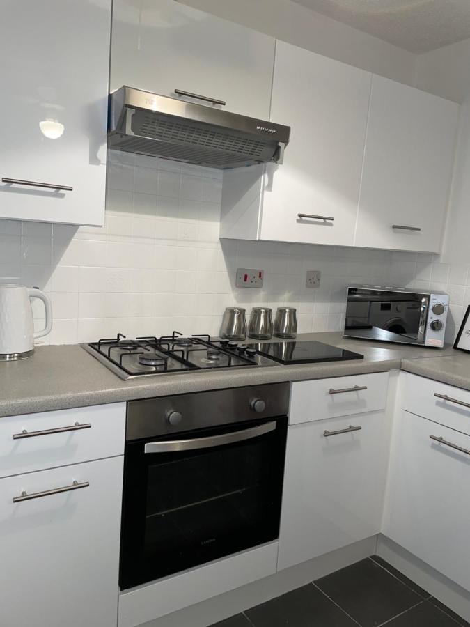 Modern 2 Bed House Cannock Perfect For Contractors Business Travellers Short Stays Driveway For 2 Vehicles Close To M6 M54 I54 A5 A38 Mcarthur Glen Designer Outlet Zewnętrze zdjęcie