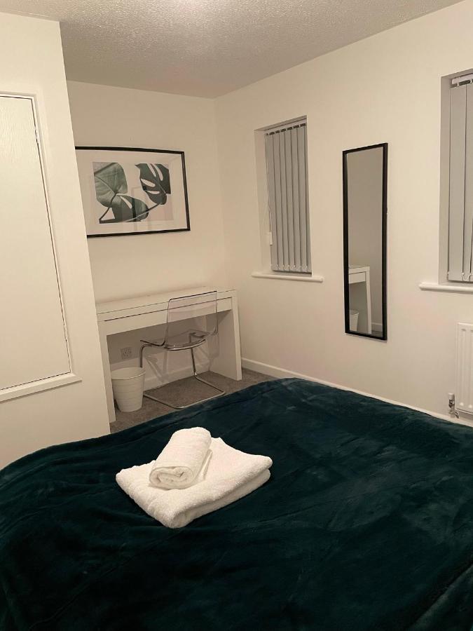 Modern 2 Bed House Cannock Perfect For Contractors Business Travellers Short Stays Driveway For 2 Vehicles Close To M6 M54 I54 A5 A38 Mcarthur Glen Designer Outlet Zewnętrze zdjęcie
