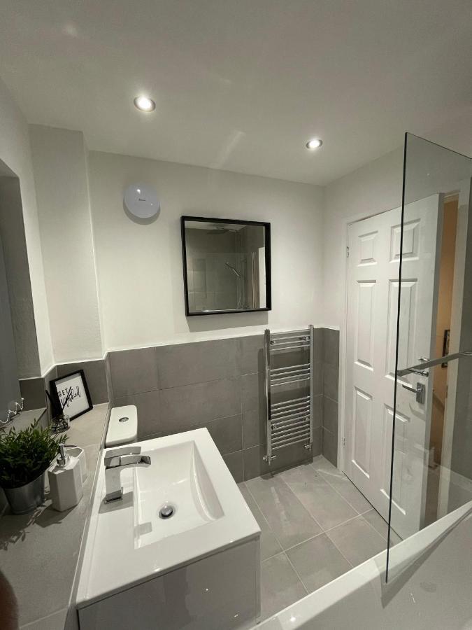 Modern 2 Bed House Cannock Perfect For Contractors Business Travellers Short Stays Driveway For 2 Vehicles Close To M6 M54 I54 A5 A38 Mcarthur Glen Designer Outlet Zewnętrze zdjęcie