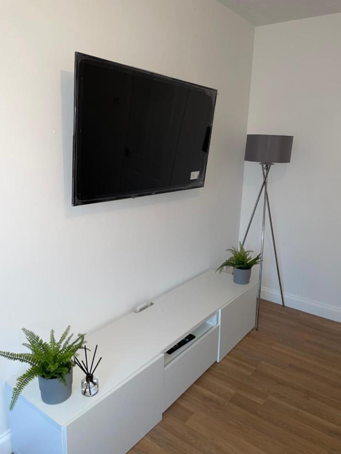 Modern 2 Bed House Cannock Perfect For Contractors Business Travellers Short Stays Driveway For 2 Vehicles Close To M6 M54 I54 A5 A38 Mcarthur Glen Designer Outlet Zewnętrze zdjęcie