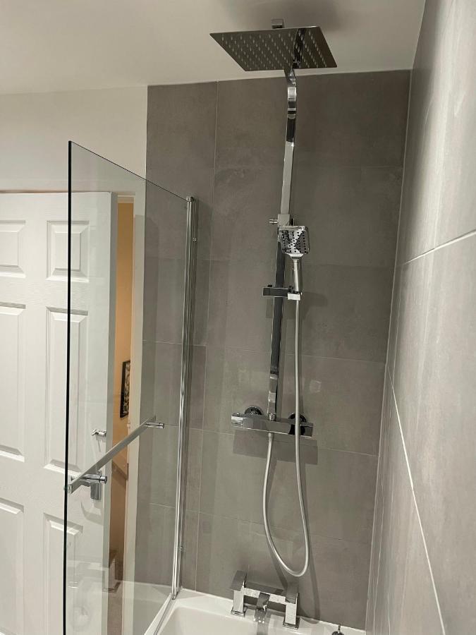 Modern 2 Bed House Cannock Perfect For Contractors Business Travellers Short Stays Driveway For 2 Vehicles Close To M6 M54 I54 A5 A38 Mcarthur Glen Designer Outlet Zewnętrze zdjęcie