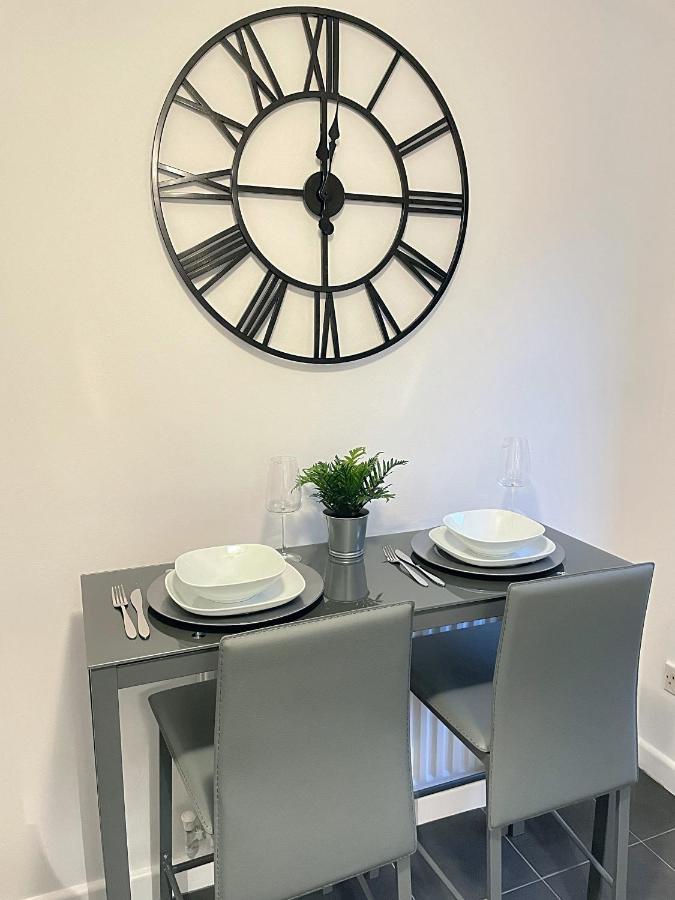 Modern 2 Bed House Cannock Perfect For Contractors Business Travellers Short Stays Driveway For 2 Vehicles Close To M6 M54 I54 A5 A38 Mcarthur Glen Designer Outlet Zewnętrze zdjęcie
